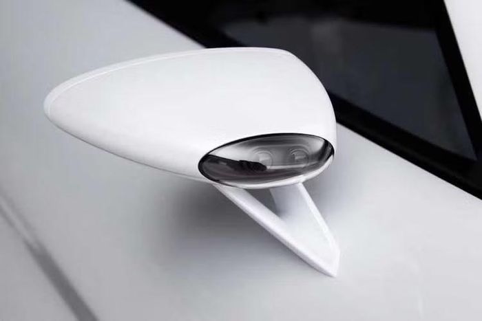Cửa kính hai bên gợi nhớ 911 nhưng gương chiếu hậu giống với 911 GT1. Kiểu dáng bộ mâm kiểu kinh điển, mô phỏng bàn quay số điện thoại tương đồng với mâm 928. Đuôi xe mang tạo hình 911 GT1 nhưng hiện đại hơn, bộ cánh gió ngang gợi nhớ 959. Bao quanh đuôi quyến rũ là 928 GTS có 2 dải LED thanh mảnh thay cho hộp đèn hậu nối liền.
