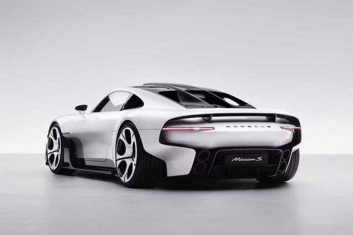 Mission S mang ngôn ngữ thiết kế chung với các mẫu xe thuộc gia đình Porsche. Ngôn ngữ thiết kế của Porsche là mang tính nhất quán, nguyên bản và vượt thời gian, các chi tiết làm tân tiến hơn.Thân xe mang các tỷ lệ đặc trưng như các vòm bánh trước làm nổi lên và thuôn dài như thuỷ lôi, đường mui chạy dài quyến rũ và tỷ lệ chiều rộng và chiều cao đầy ấn tượng.