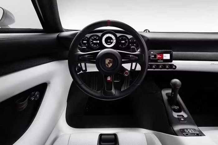 Cụm 5 đồng hồ tròn đặc trưng của Porsche phía sau vô-lăng sở hữu đồng hồ đo vòng tua máy dạng kim cơ học ở trung tâm, kết hợp màn hình hiển thị phía sau. Các chi tiết hoài cổ khác gồm vị trí cắm khóa, các nút điều khiển dạng lẫy kéo-đẩy trên bảng điều khiển và bộ đồng hồ đo thời gian Sport Chrono tái thiết kế.