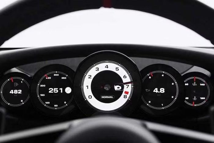 Tổng thể nội thất Mission S giống với 911 classic. Porsche loại bỏ màn hình trung tâm cố định và màn hình bên ghế phụ. Thay vào đó, xe trang bị hệ thống giá đỡ điện thoại tích hợp công nghệ MagSafe có thể giấu đi hoặc mở bật lên tuỳ thích.