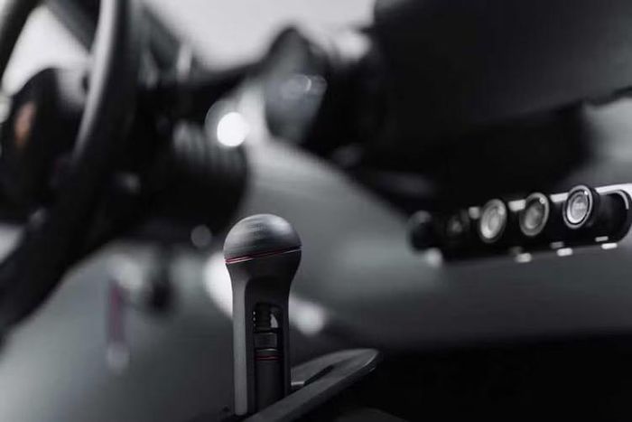 Tổng thể nội thất Mission S giống với 911 classic. Porsche loại bỏ màn hình trung tâm cố định và màn hình bên ghế phụ. Thay vào đó, xe trang bị hệ thống giá đỡ điện thoại tích hợp công nghệ MagSafe có thể giấu đi hoặc mở bật lên tuỳ thích.