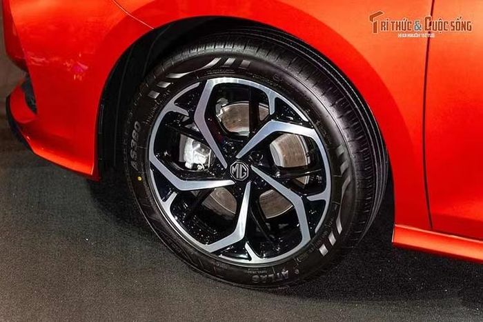 Dọc thân xe của MG GT 2026 là đường gân dập nổi kéo dài, bộ mâm hợp kim 17 inch mang kiểu dáng thể thao và cùm phanh sơn đỏ nổi bật trên phiên bản Luxury. Phía sau xe được trang bị cụm đèn hậu LED tạo hình đường dệt ánh sáng cùng cản sau góc cạnh.