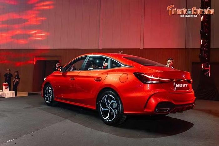 So với thiết kế sedan truyền thống của bản tiền nhiệm, MG GT lột xác theo phong cách fastback coupe trẻ trung hơn. Phần mái xe được vuốt thấp dần về phía sau nối liền với cốp, tạo nên phom dáng thanh thoát của một mẫu xe thể thao bốn cửa.