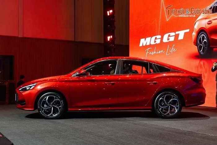 Về tổng thể, MG GT 2026 mới sở hữu kiểu dáng giống "người đàn anh" MG5 với trọng tâm dồn về phía sau và đường mái vuốt nối liền cốp. Xe có chiều dài 4.715mm, rộng 1.842mm, cao 1.473mm và chiều dài cơ sở 2.680mm.
