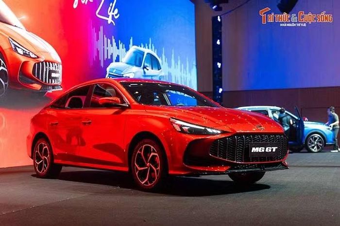 Phanh tay điện tử, chức năng Auto Hold và 6 túi khí cũng nằm trong danh sách trang bị được công bố. Tại thị trường Việt Nam, MG GT 2026 được phân phối với hai phiên bản bao gồm 1.5 Luxury và 1.5T Premium, cùng mức giá niêm yết lần lượt là 512 và 586 triệu đồng.
