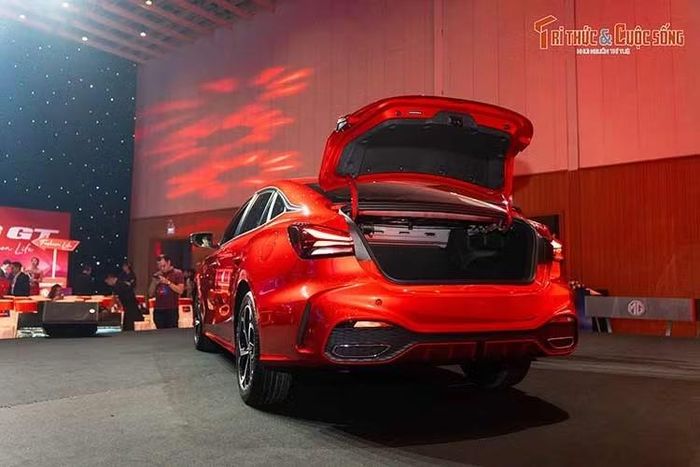 Xe được trang bị hộp số chuyển sang loại ly hợp kép 7 cấp DCT. Như vậy, bản Premium có lợi thế rõ rệt về thông số công suất và mô-men xoắn. Đổi lại, khách hàng cần chi thêm 74 triệu đồng so với bản Luxury để sở hữu cấu hình động cơ tăng áp cùng các trang bị bổ sung.