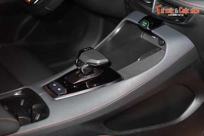 Sự khác biệt đáng kể giữa hai phiên bản nằm ở hệ truyền động. MG GT 1.5 Luxury được trang bị động cơ xăng 1.5L hút khí tự nhiên, công suất 109 mã lực và mô-men xoắn 140 Nm. Hộp số đi kèm là loại vô cấp CVT. Ở bản 1.5T Premium, động cơ 1.5L được bổ sung bộ tăng áp, đưa công suất lên 168 mã lực và mô-men xoắn cực đại đạt 275 Nm.