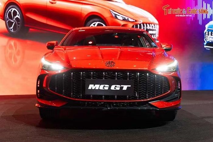Ngoại thất của xe gây ấn tượng với lưới tản nhiệt rộng gồm các nan dọc phối họa tiết 3D, kết hợp cụm đèn chiếu sáng LED thiết kế mảnh tích hợp công nghệ điều chỉnh dải sáng thông minh.