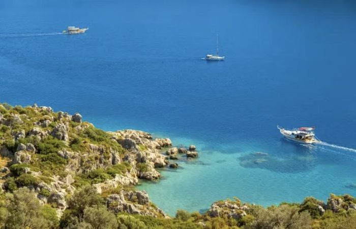 Vùng biển Kekova ở phía nam Thổ Nhĩ Kỳ, nơi tìm thấy dấu tích con tàu có thể đã chìm từ 4.500 năm trước.