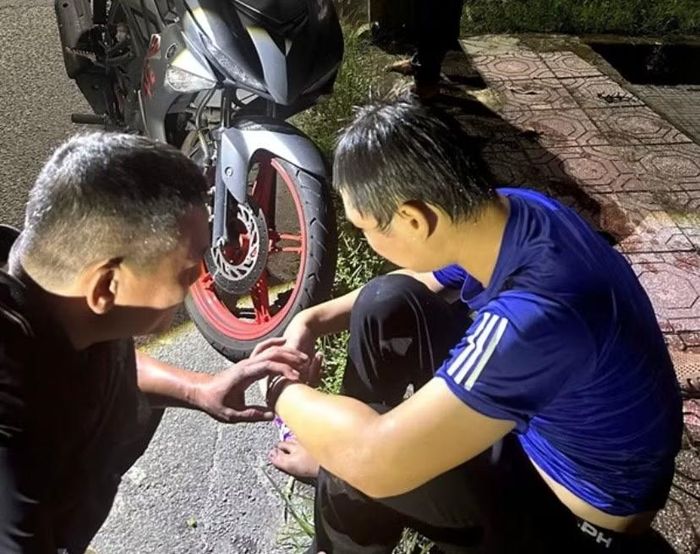 Nam thanh niên nhảy cầu may mắn được cứu sống. Ảnh: CATP Huế.
