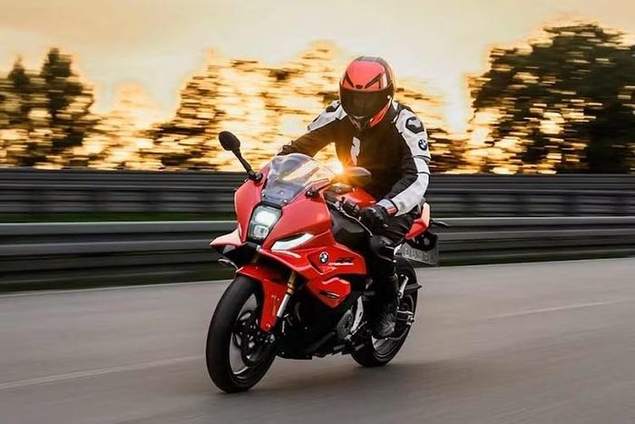 Màn hình màu TFT 6.5 inch trên bảng đồng hồ hỗ trợ kết nối điện thoại, dẫn đường, phát nhạc và gọi điện. Bản M Sport bổ sung các giao diện hiển thị thông số độ nghiêng, lực phanh, kiểm soát lực kéo và đếm thời gian vòng đua. Xe trang bị sẵn sưởi tay lái và cổng sạc USB-C.