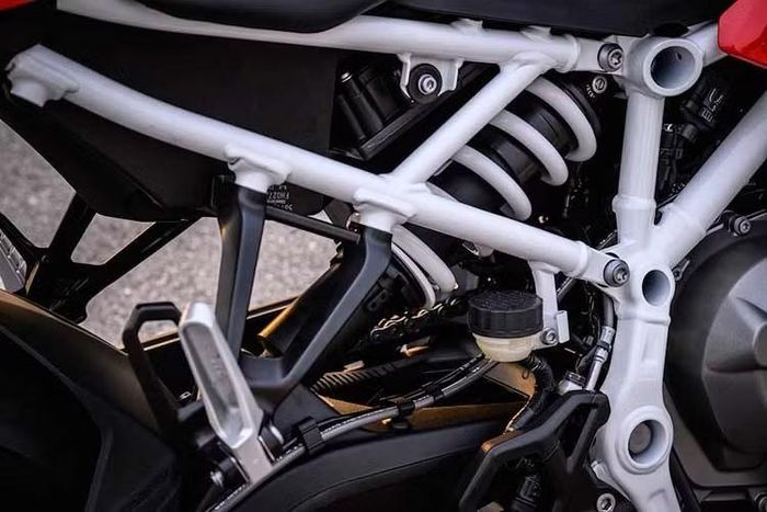 Bộ khung của F 450 RR có dạng ống thép không gỉ kết hợp các chi tiết rèn, sử dụng động cơ làm cơ cấu chịu lực để tăng độ cứng và tối ưu trọng lượng. Hệ thống treo trước là phuộc hành trình ngược KYB đường kính 43mm, phuộc sau KYB kết hợp gắp đôi nhôm đúc nguyên khối.
