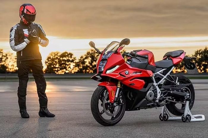 BMW F 450 RR được phân phối với bốn phiên bản. Mức giá của F 450 RR hiện chưa được BMW công bố nhưng có thể khá chắc chắn mẫu xe này khó có cơ hội về Việt Nam bởi thiết kế sportbike "kén khách" và giá đắt. Ngay cả khi có cơ hội về nước, chắc chắn F 450 RR cũng có giá không hề rẻ.