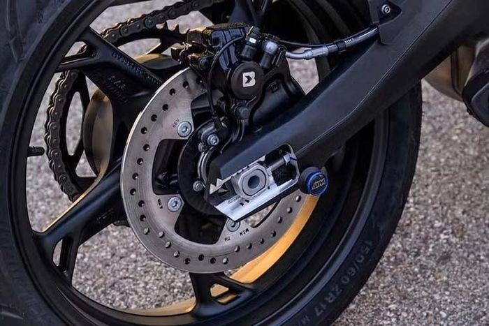 Phiên bản có trang bị phuộc Sport hỗ trợ tùy chỉnh đầy đủ độ nén, độ hồi và tải trọng. Xe sử dụng vành nhôm đúc cùng lốp kích thước 110/70-17 phía trước và 150/60-17 phía sau. Trọng lượng ướt của F 450 RR dừng ở mức 177kg. Hệ thống phanh gồm đĩa đơn 310mm kết hợp kẹp phanh Brembo monobloc 4 piston ở phía trước và đĩa đơn 240mm với kẹp phanh ByBre 1 piston phía sau.