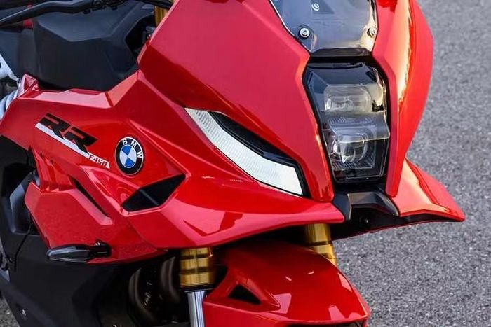 Trục khuỷu lệch góc 135 độ, trục cân bằng và nắp ly hợp bằng magie đem tới cho xe sự êm ái, giảm độ rung và mang lại âm thanh đặc trưng. Động cơ đạt tiêu chuẩn Euro 5+, tiêu thụ 3,8 lít/100km, kết hợp bình xăng 14 lít cho quãng đường di chuyển hơn 350km. Khoảng thời gian giữa các lần bảo dưỡng định kỳ là 10.000km.
