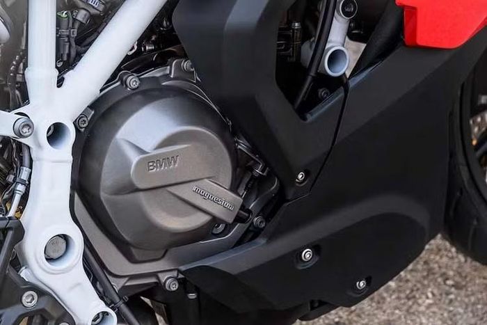 Xe trang bị sẵn các công nghệ an toàn hàng đầu bao gồm ABS Pro hỗ trợ phanh trong cua, kiểm soát lực kéo DTC, kiểm soát phanh động DBC, kiểm soát mô-men xoắn động cơ MSR và đèn phanh khẩn cấp. Ba chế độ lái tiêu chuẩn gồm Rain, Road và Race.