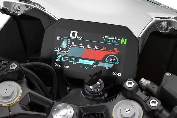 BMW F 450 RR sử dụng hộp số 6 cấp và xích tải X-ring nằm bên trái thân. Đáng chú ý, công nghệ ly hợp tự động Easy Ride Clutch (ERC) cho phép xe tự động ngắt/mở ly hợp theo vòng tua máy, giúp người lái không lo chết máy.