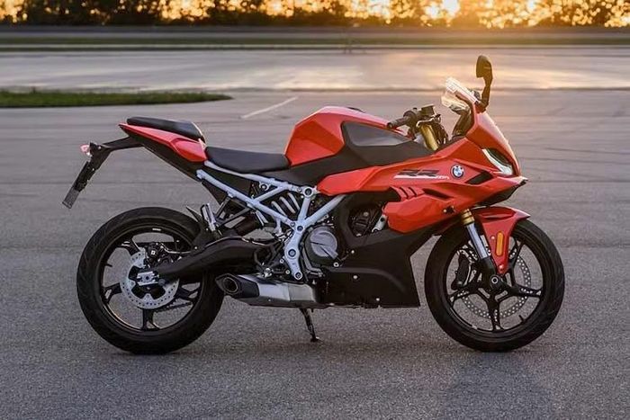 Ngoại hình của F 450 RR không có gì bất ngờ, với phần thân chia sẻ chung cùng F 450 R và bộ quây thừa hưởng ngôn ngữ thiết kế từ đàn anh S 1000 RR. Xe có tư thế chúi đầu về phía trước, đuôi nâng cao, cánh gió khí động học cùng dải đèn định vị ban ngày LED đặc trưng. F 450 RR sở hữu quây gió 2 bên bất đối xứng, khe gió bên phải và thiết kế đầu xe chia đôi độc đáo.