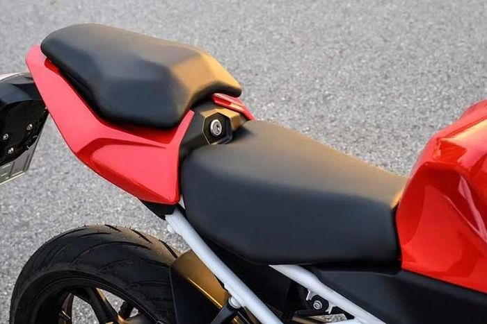 Với công nghệ mới, khi dừng hoặc di chuyển trong đô thị, BMW F 450 RR vẫn giữ được cần côn truyền thống khi cần điều khiển chủ động. Hệ thống hỗ trợ chuyển số nhanh Shift Assistant Pro cho phép tăng/giảm số không cần bóp côn.