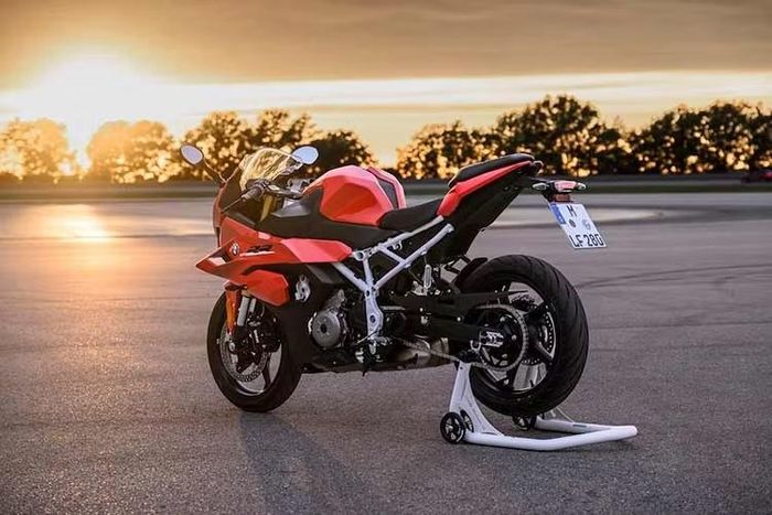 Trái tim của F 450 RR là khối động cơ 2 xi-lanh song song dung tích 420cc làm mát bằng dung dịch, kết hợp cùng ống xả bằng thép không gỉ đặt dưới gầm. Động cơ này đạt công suất tối đa 35kW (48 mã lực) tại 8.750 vòng/phút và mô-men xoắn cực đại 43Nm tại 6.750 vòng/phút, trong đó 80% lực kéo xuất hiện ngay từ 3.000 vòng/phút.