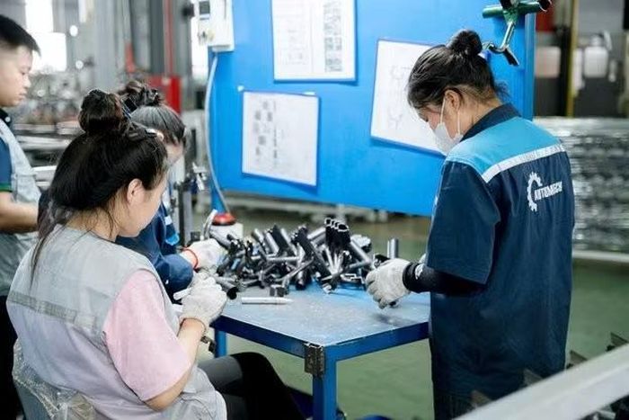 Công nhân Automech gia công, kiểm tra linh kiện tại nhà máy. Sau khi gia nhập chuỗi cung ứng của VinFast, đội ngũ doanh nghiệp đã tăng từ khoảng 200 lên hơn 1.000 người.
