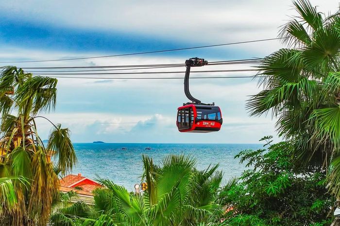 Cáp treo 3 dây dài nhất thế giới tới Hòn Thơm là trải nghiệm liên tục được truyền thông quốc tế vinh danh là “đáng thử nhất Phú Quốc”.
