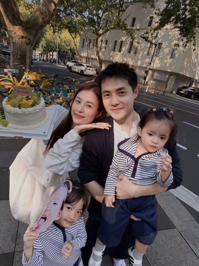 Bộ ảnh tại Ô Trấn một lần nữa cho thấy sức hút của Winnie – cô bé thường xuyên trở thành tâm điểm trong những chuyến đi cùng bố mẹ. Ảnh: FB Ông Cao Thắng