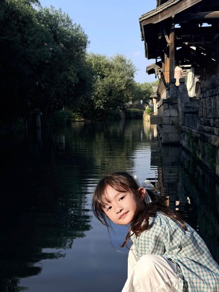 Ngay sau khi những hình ảnh được chia sẻ, Winnie nhận về nhiều lời khen từ cộng đồng mạng. Nhiều người nhận xét cô bé sở hữu những đường nét hài hòa, vừa có nét duyên dáng của mẹ Đông Nhi, vừa mang vẻ đáng yêu của bố Ông Cao Thắng. Ảnh: FB Winnie Hannie