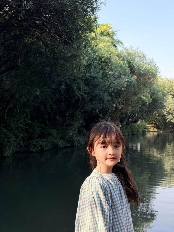 Trong hành trình khám phá Trung Quốc, gia đình Đông Nhi – Ông Cao Thắng còn ghé thăm Ô Trấn, địa điểm nổi tiếng với vẻ đẹp cổ kính, những con đường ven sông thơ mộng và kiến trúc mang đậm dấu ấn phương Đông. Tại đây, bé Winnie được bố mẹ ghi lại bộ ảnh đáng yêu, nổi bật giữa khung cảnh thanh bình và đầy chất thơ. Ảnh: FB Winnie Hannie
