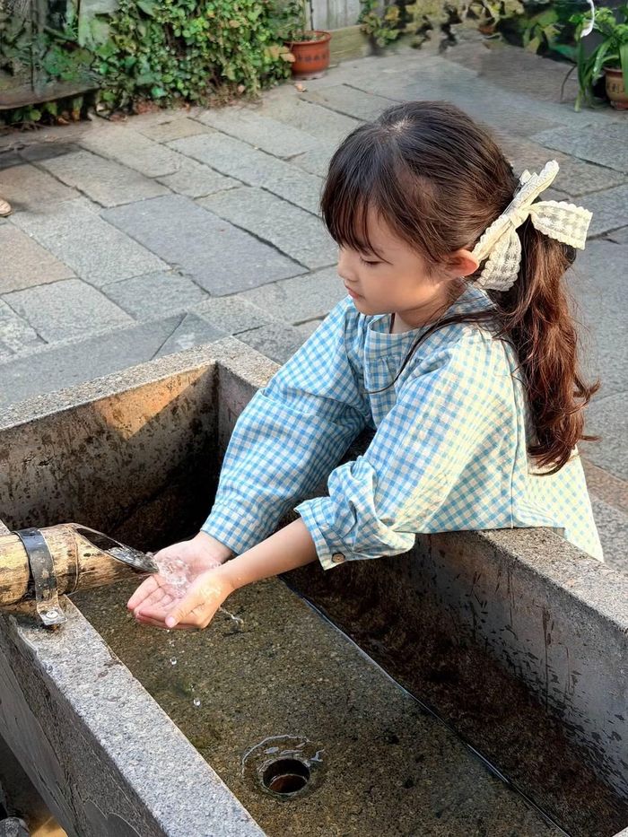 Càng lớn, ái nữ nhà cặp đôi càng bộc lộ nét xinh xắn, điệu đà và thường xuyên trở thành tâm điểm chú ý mỗi khi xuất hiện. Ảnh: FB Winnie Hannie