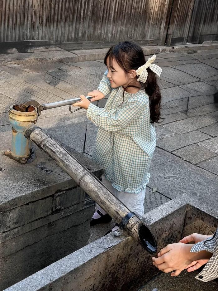 Theo dõi những hình ảnh trên trang cá nhân của gia đình, khán giả dễ dàng nhận thấy Winnie có phong cách thời trang đa dạng. Từ trang phục đi chơi, đi học đến những bộ đồ dự sự kiện hay quần áo mặc ở nhà, cô bé đều được bố mẹ lựa chọn kỹ lưỡng. Ảnh: FB Winnie Hannie