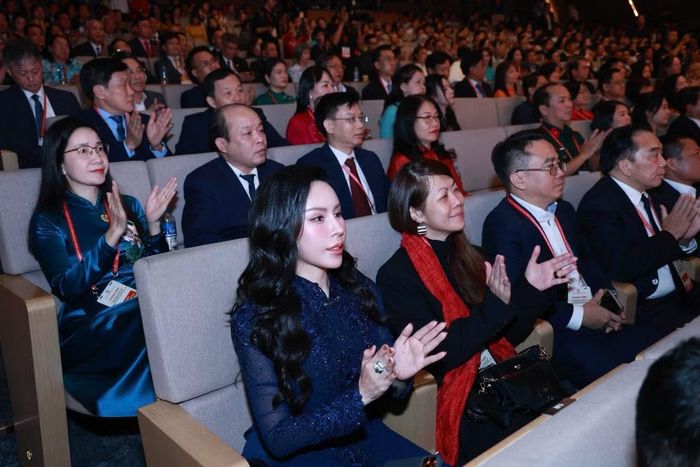 Những năm qua, hàng nghìn doanh nghiệp, tổ chức, cá nhân, nhân dân trong nước và đồng bào ở nước ngoài đã đóng góp kinh phí, hàng hóa, vật liệu, ngày công để giúp đỡ những gia đình khó khăn.