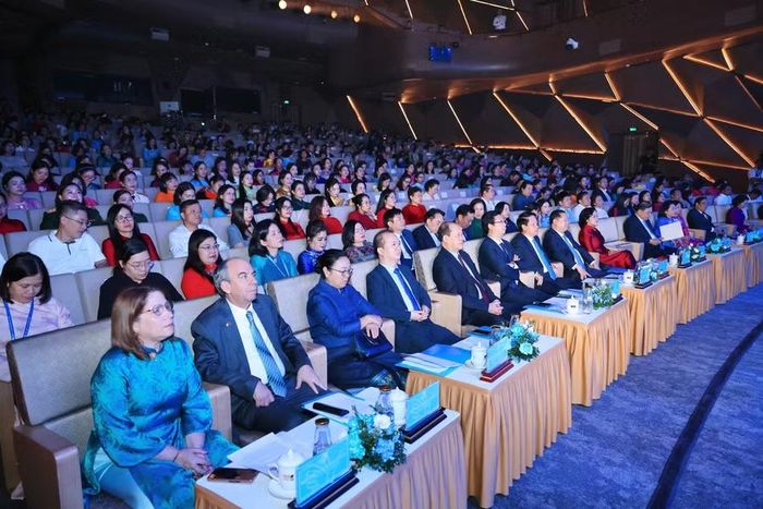 Chương trình diễn ra tại Nhà hát Hồ Gươm, nhân kỷ niệm 96 năm thành lập Hội Liên hiệp Phụ nữ Việt Nam và Ngày Phụ nữ Việt Nam 20/10.