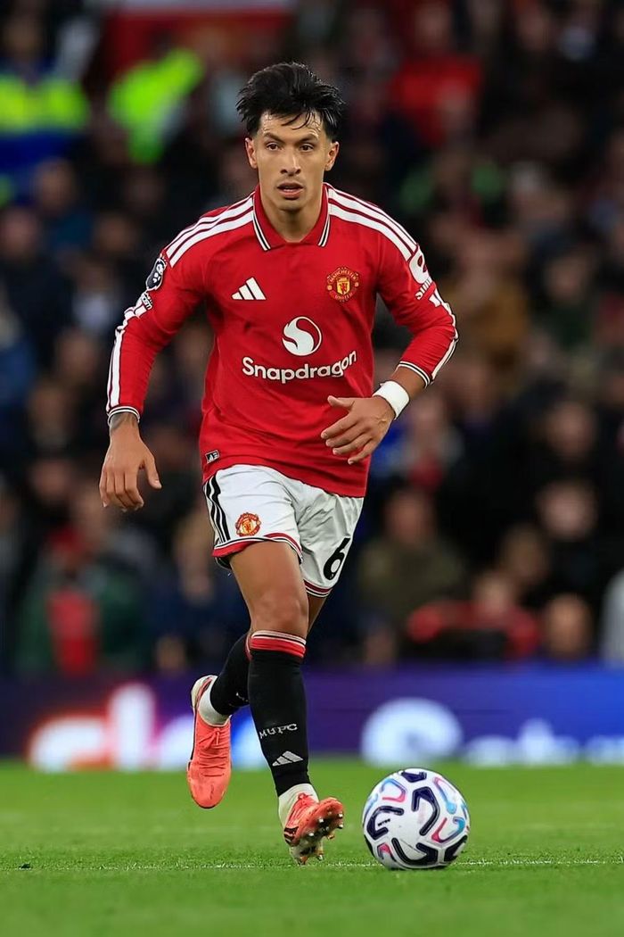 Những phát biểu của trung vệ Lisandro Martinez về Ban lãnh đạo Man Utd khiến buổi gặp mặt của nhóm WAGs bị hủy. Ảnh: Shutterstock Editorial.