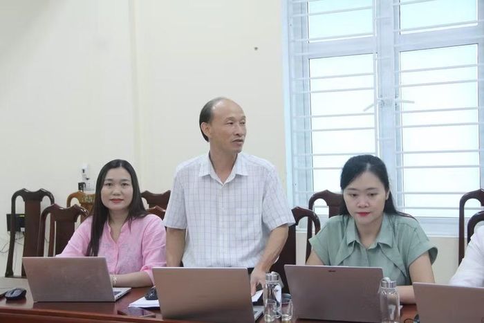 Đại diện Trường Tiểu học Đồng Tiến chia sẻ những khó khăn của nhà trường sau sáp nhập tại buổi làm việc.