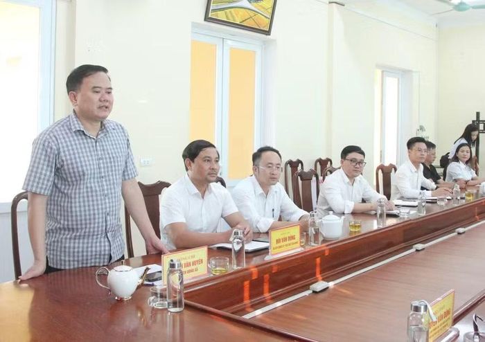 Ông Nguyễn Văn Huyên - Chủ tịch UBND xã Đồng Tiến thông tin tình hình địa phương.