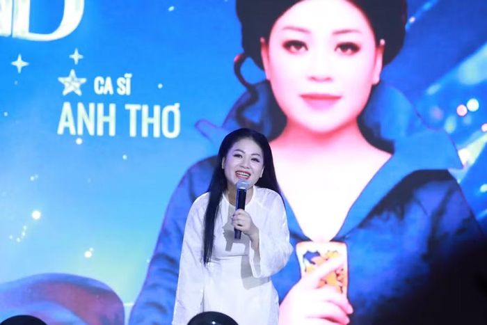 Ca sĩ Anh Thơ giao lưu với thầy trò nhà trường tại đêm nhạc hội. Ảnh: Đình Tuệ.