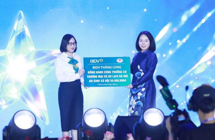 Đại diện nhà trường tiếp nhận những suất học bổng ý nghĩa từ các đối tác đồng hành.