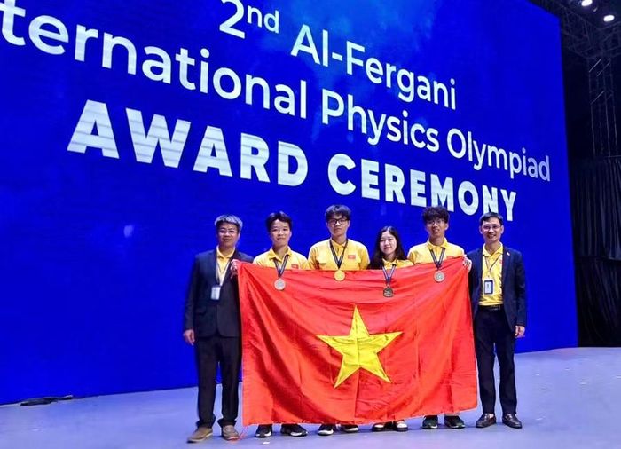 Đoàn học sinh Việt Nam tại FiPhO 2026 (Từ trái qua phải: PGS.TS Phạm Văn Hải, em Trương Bá Chí Thành, em Lê Bá Tuấn Việt, em Lê Hồng Nhân, em Tăng Hạo Nhiên và PGS.TS Nguyễn Công Toản).