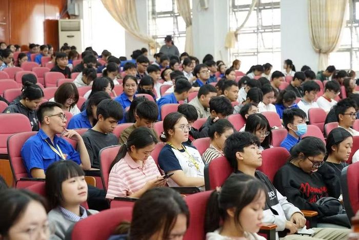 Sinh viên Trường Đại học Tây Nguyên dự lễ phát động tại trường. (Ảnh: Nhà trường cung cấp)