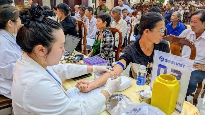 Đội ngũ y tế lấy mẫu máu tại bàn thu mẫu ADN.
