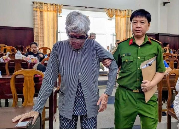 Cán bộ chiến sĩ Công an hỗ trợ thân nhân liệt sĩ đã lớn tuổi.