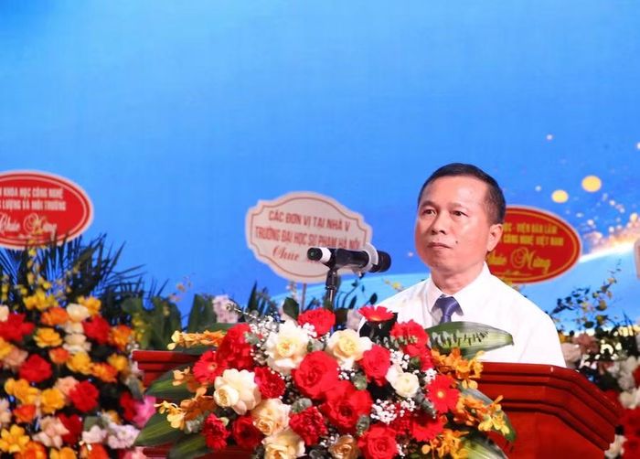 GS.TS Đặng Ngọc Quang – Bí thư Đảng ủy, Trưởng khoa Hóa học trình bày diễn văn kỷ niệm.