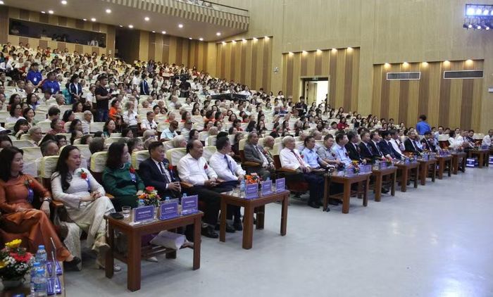 Các đại biểu tham dự buổi lễ.