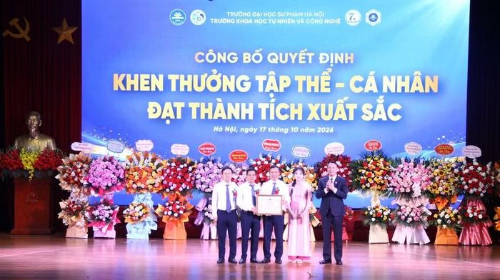 Tập thể Khoa Hóa học được vinh danh, khen thưởng.
