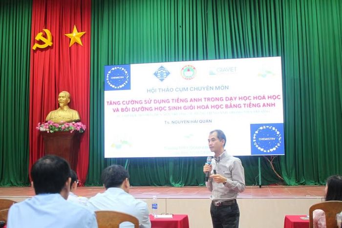 Báo cáo viên chia sẻ tại Hội thảo.