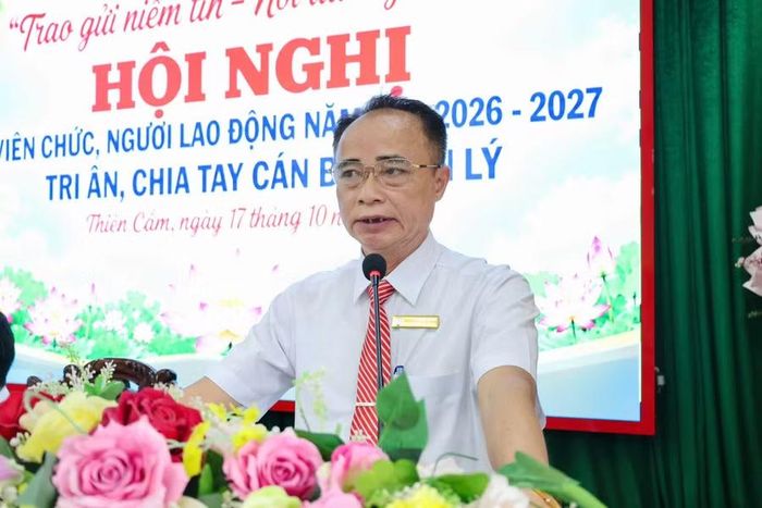 Nhà giáo Nguyễn Văn Quang, Bí thư Chi bộ, Hiệu trưởng nhà trường phát biểu tại hội nghị.