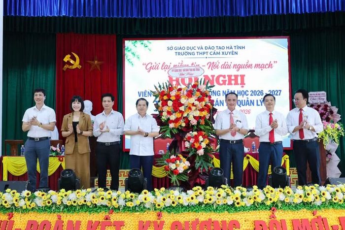Lãnh đạo Sở GD&ĐT Hà Tĩnh tặng hoa chúc mừng nhà trường.