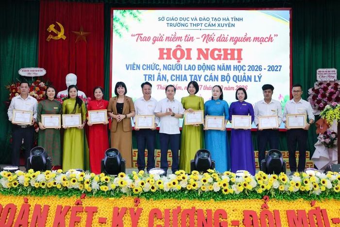 Ông Bùi Nhân Sâm, Giám đốc Sở GD&ĐT Hà Tĩnh cũng lãnh đạo địa phương trao giấy khen cho cán bộ, giáo viên nhà trường.