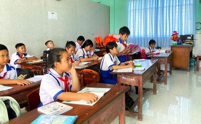 Học sinh hào hứng học tập.